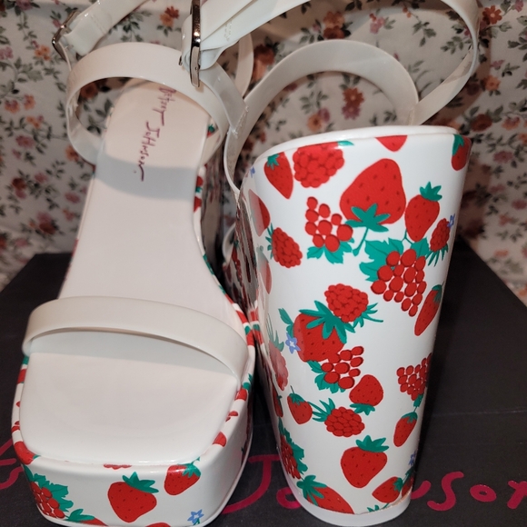 Shoes - Picture 3 of 8